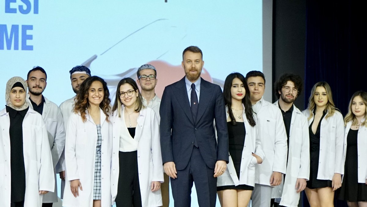 Tıp Fakültemizin ve Diş Hekimliği Fakültemizin Beyaz Önlük Giyme Törenleri bugün Bekir Okan Konferans Salonu’nda gerçekleşti. Öğrencilerimiz hekimliğe ve hekimlik camiasına ilk adımlarını beyaz önlük giyerek attı.