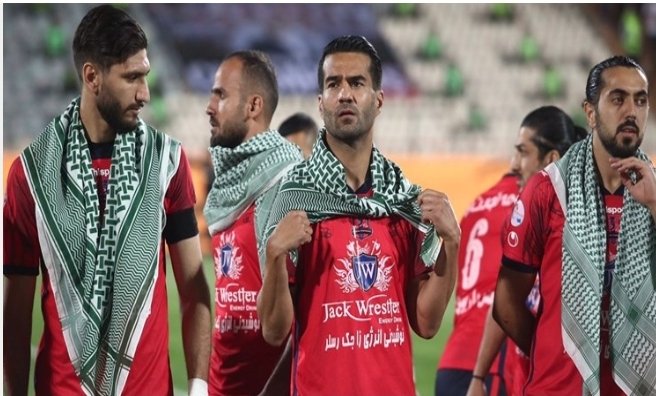 SeyedBaloch_ir's tweet photo. حرکت زیبای بازکنان آلومینیوم و نساجی در فینال جام حذفی وحضور با چفیه  فلسطین، آغازگر فوتبال زیباشون شد؛ایرانی درهر کجا و هر میدانی باشه حامی مظلومین وفلسطین قهرمانِ #FreePalestine #القدس_هی_المحور https://t.co/SgDfH879zz