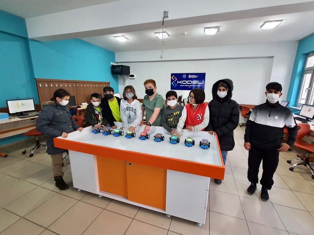 KodeliProjesi's tweet photo. KODELİG hazırlıkları başladı 😊
📍Gebze Hürriyet Ortaokulu
🔹Son Başvuru: 30 Eylül 2022

*Yarışmaya KODELİ Robotik Kodlama Atölyesi kurulan okul öğrencileri başvurabilir. https://t.co/RPZespxx7h