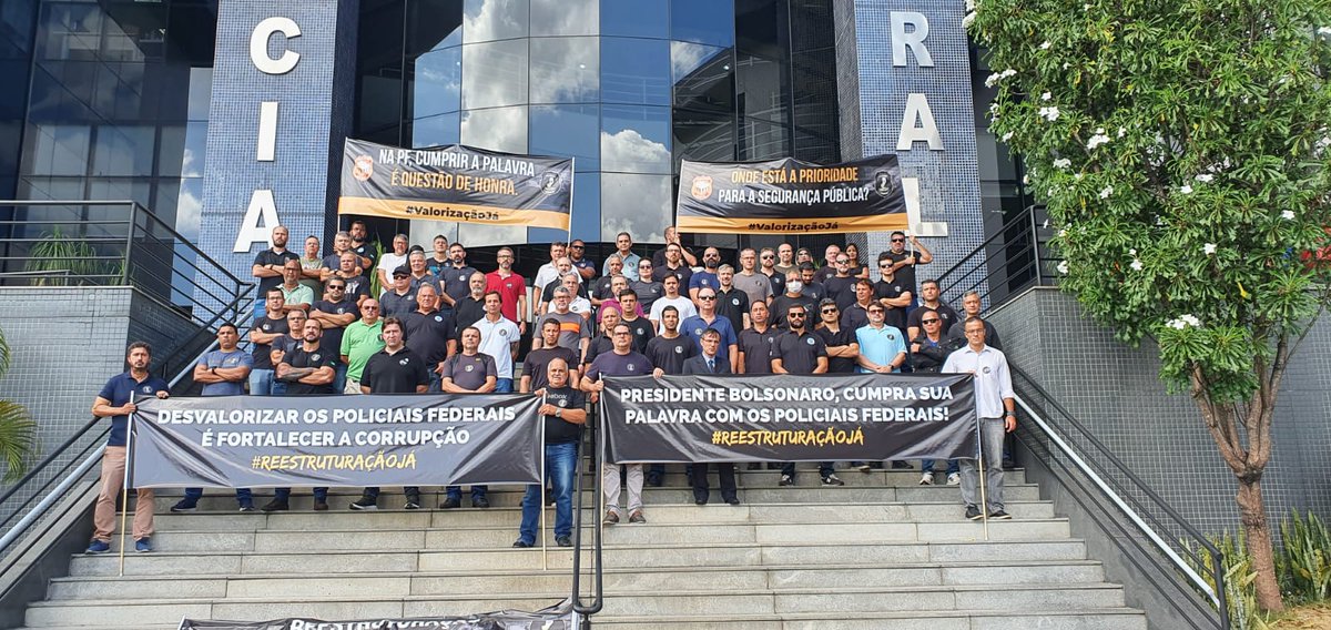 FENAPEF's tweet photo. Manifestações promovidas pelo @SINPEF_ES  em frente à Superintendência Reginonal em Vitória. #ValorizaçãoJa https://t.co/Wrw4NFG9bc