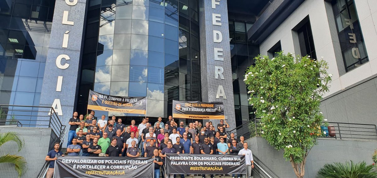 FENAPEF's tweet photo. Manifestações promovidas pelo @SINPEF_ES  em frente à Superintendência Reginonal em Vitória. #ValorizaçãoJa https://t.co/Wrw4NFG9bc