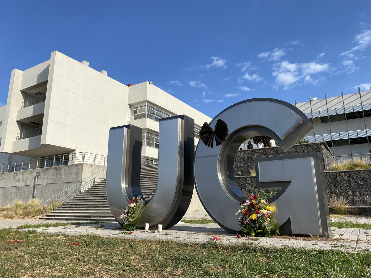 Con veladoras, ofrendas florales y un moño negro. Así amanece el campus de la División de Ciencias de la Vida, donde estudiaba agronomía Ángel Yael Ignacio Rangel, estudiante asesinado por un elemento de la Guardia Nacional en #Irapuato.