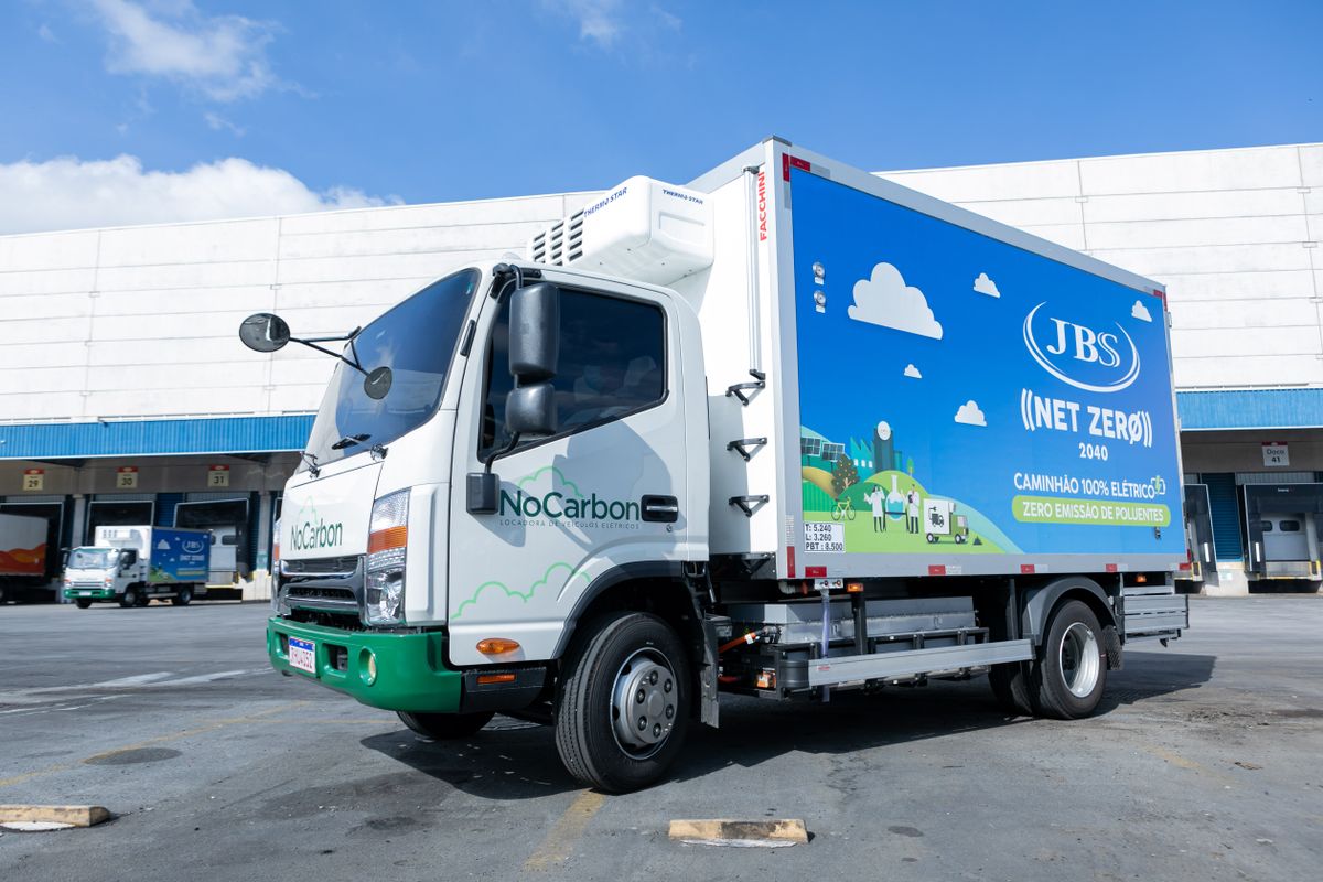 In line with our commitment to be #NetZero by 2040,  we are proud to announce that JBS has launched its latest venture: No Carbon, a company specializing in 100% electric truck rental. Find out more: mediaroom.jbs.com.br/noticia/jbs-la…