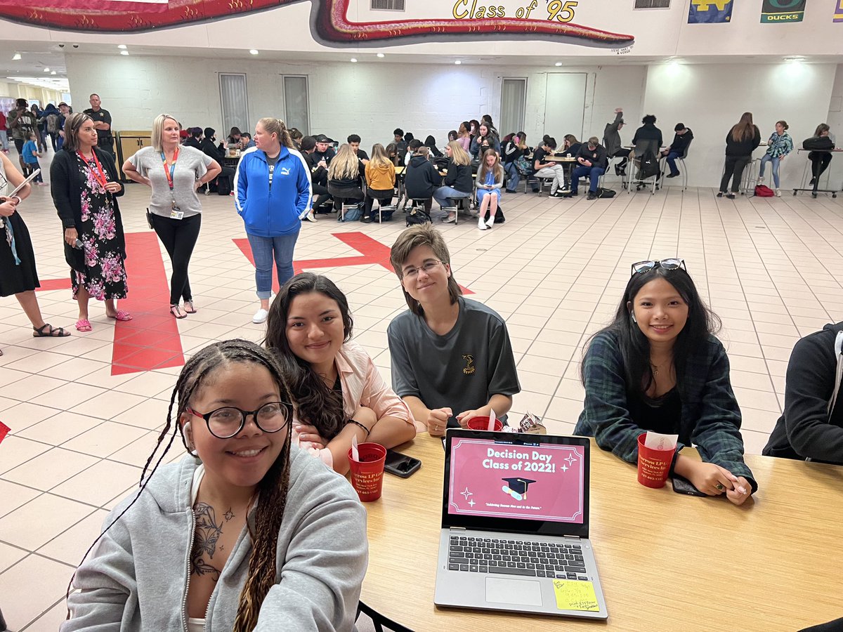 _yflynn's tweet image. Decision Day 2022 🎓 We are so proud of the class of 2022!! Dream big Cobras!! 🐍❤️💛 @hhscobras @CoachPingley