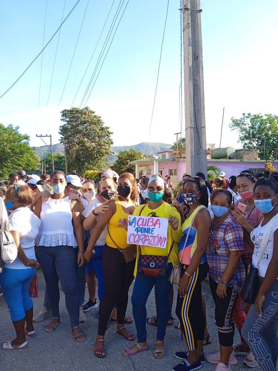 Escuela52815768's tweet photo. Los trabajadores de la escuela primaria Francisco Vicente Aguilera de El Cobre Santiago de Cuba participa con entusiasmo y alegría en el desfile por el primero de mayo. https://t.co/ZCLGOGxgE2