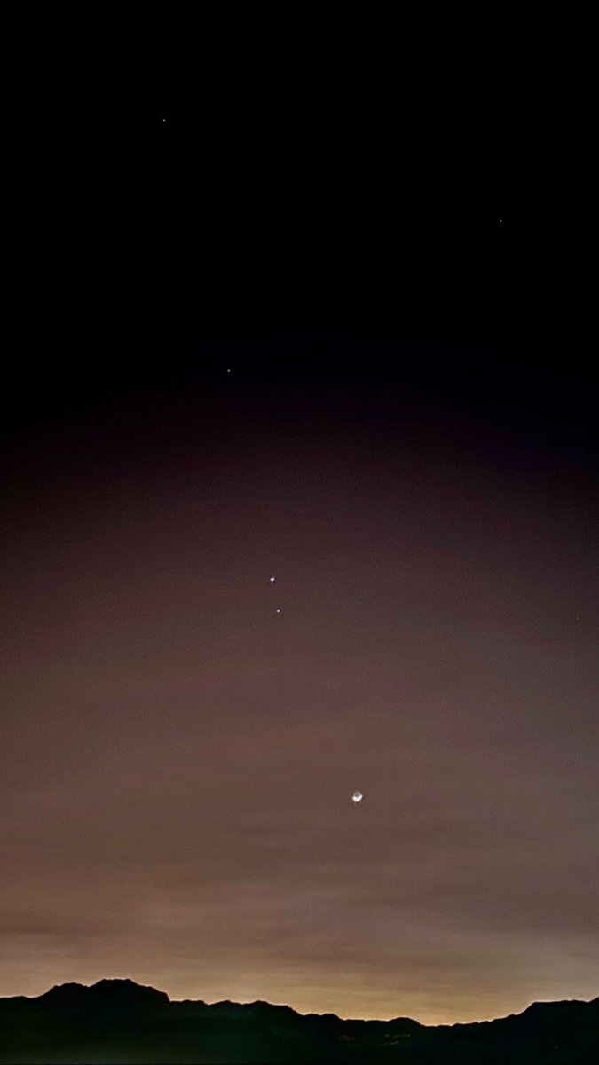ALMAObs_esp's tweet photo. Conjunción planetaria antes del amanecer. 
¿La viste?
🌙🟤🟠🔴🔘🪐
📷: @nikolira ALMA Coordinador de Comunicaciones y Educación.
#espacio https://t.co/TiqysovCxY