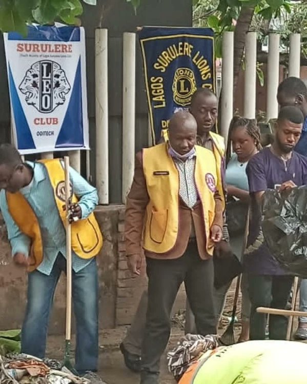 SurulereLions's tweet photo. Service to humanity is a rare privilege and Lagos Surulere Lions Club Members and their Leos are privileged to serve her community, today, Thurs April 28th 2022.
.
#LagosSurulereLionsClubInternational #lionsclubinternational #lionsclub #servinghumanity #servinghumanityselflessly https://t.co/eouz0wayMN