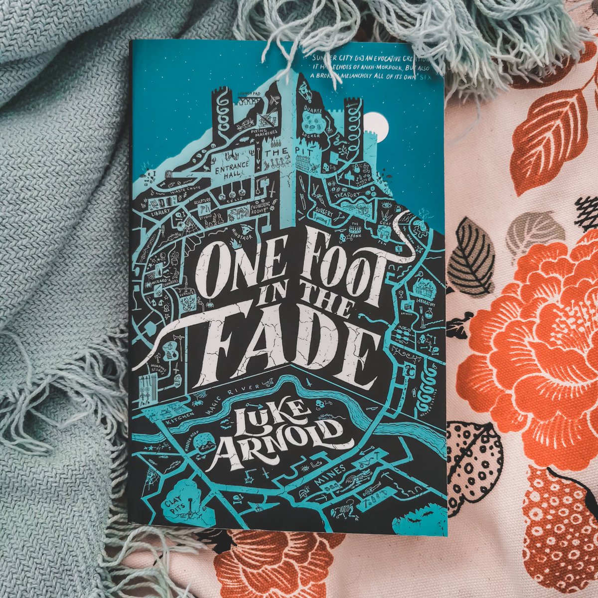 antonoelcovi's tweet photo. It came early!! So glad to have preordered @longlukearnold's #OneFootInTheFade, will have a lovely weekend reading the paper version while also listening on Audible 🤎 https://t.co/1fR95zXlyr