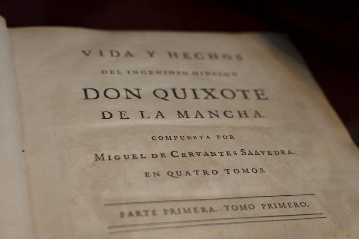 Dentro de la #SemanaCervantina, la sede institucional de la RAE acogió una exposición sobre Cervantes, en la que se pudieron admirar las ediciones académicas del «Quijote» de Ibarra y el «Quijote chico», así como otras piezas únicas del escritor: ow.ly/ZeIS50IMckT.