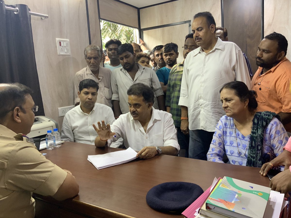sanjaynirupam's tweet photo. गोरेगाँव में आज फेरीवालों के साथ।
उनकी रोज़ी-रोटी की समस्या हल करने के लिए ट्रैफ़िक पुलिस और #BMC के अधिकारी के साथ चर्चा करते हुए।
#HawkersIssue
#GoregaonWest https://t.co/0Cj8E0MraM