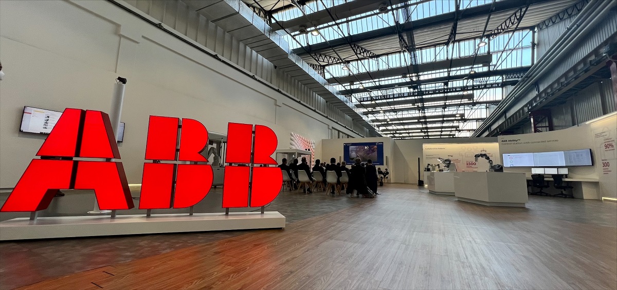 ABBItalia's tweet photo. Oggi il #Robotics Technology Center #ABB di Vittuone ospita l’evento @Ambrosetti_ "Robotica e Automazione: paradigmi e modelli trasformativi per le PMI italiane".

Parliamo di #automazione e #trasformazionedigitale nelle attività delle #PMI italiane.

#ABB #Robotics #InnotechHub https://t.co/Bx5KZegxMc