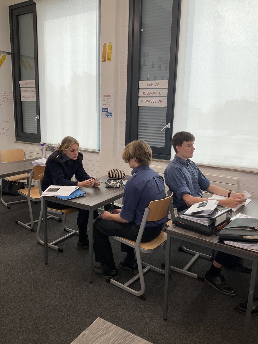 PangCollRS's tweet photo. Speed dating with Year 11! A great interactive revision lesson today 🛎 #PangCollYear11 #PangCollRevision https://t.co/ZsLDBx8007