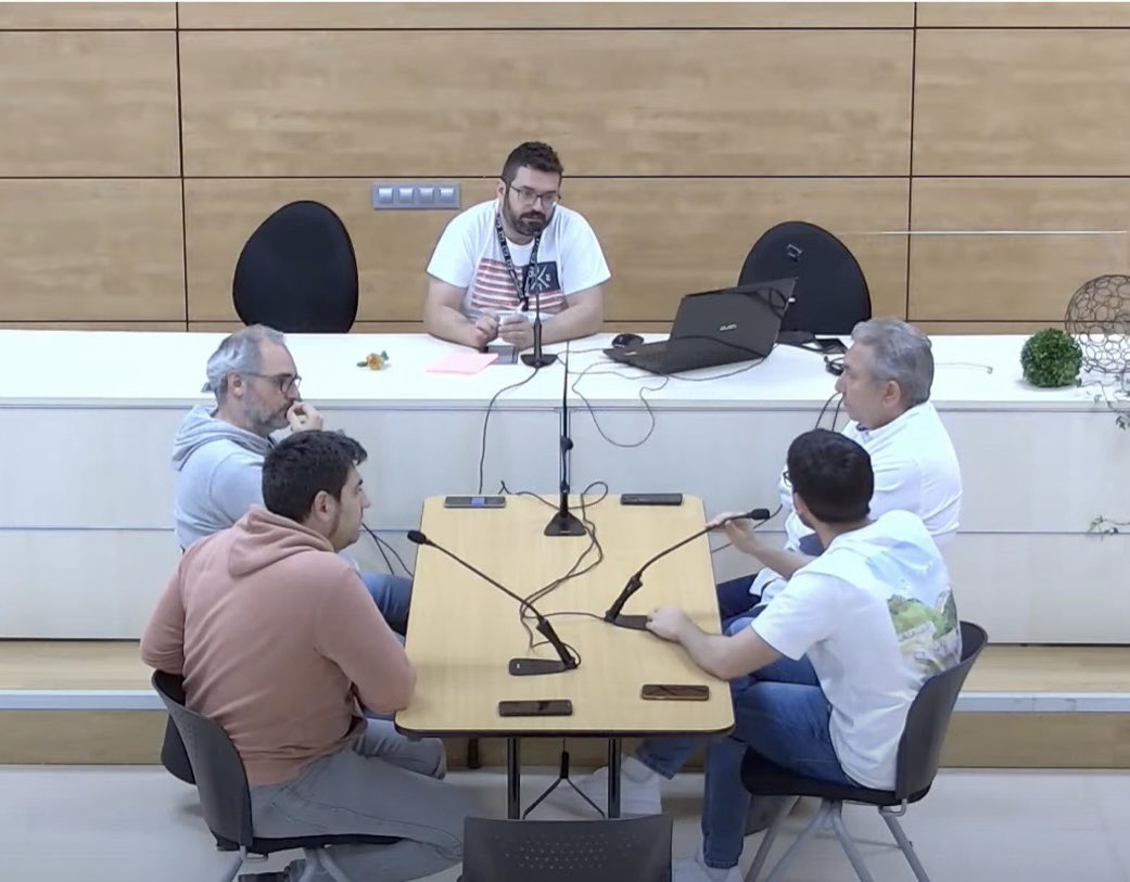 DavidOlivaBeas's tweet photo. 🌹 Debat de política local a @RadioMasquefa amb els companys de Junts, ERC i la CUP 

@PSC_Masquefa https://t.co/OizJGKJtVX