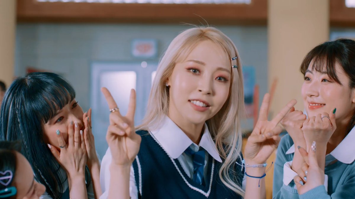 yourmoomoo's tweet photo. girls don't want boys girls want moonbyul https://t.co/c4Dejuw7Qu
