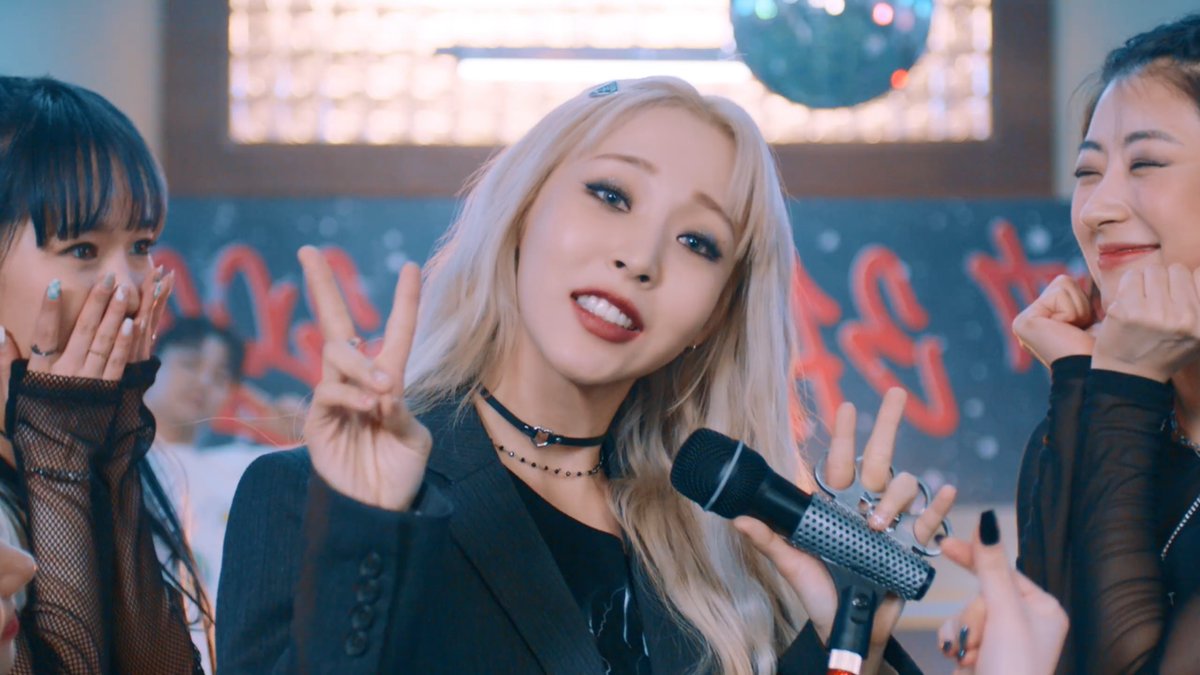 yourmoomoo's tweet photo. girls don't want boys girls want moonbyul https://t.co/c4Dejuw7Qu