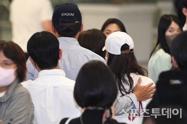 taepyeonjin's tweet photo. hyun bin’s hand on yejin’s shoulder as a way to keep her safe and by his side🥹🥹 https://t.co/UFkQ57gNfk