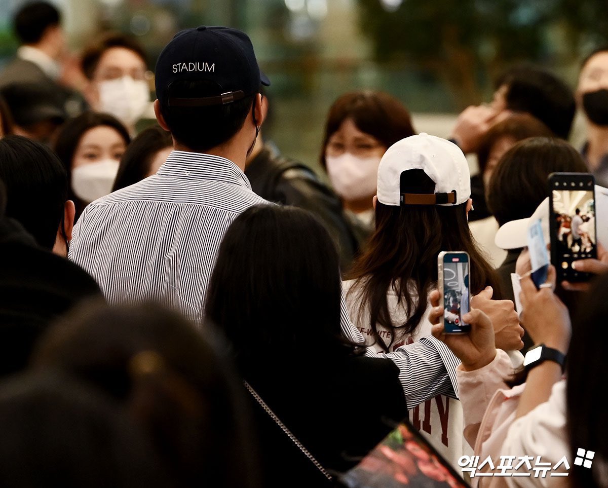 taepyeonjin's tweet photo. hyun bin’s hand on yejin’s shoulder as a way to keep her safe and by his side🥹🥹 https://t.co/UFkQ57gNfk