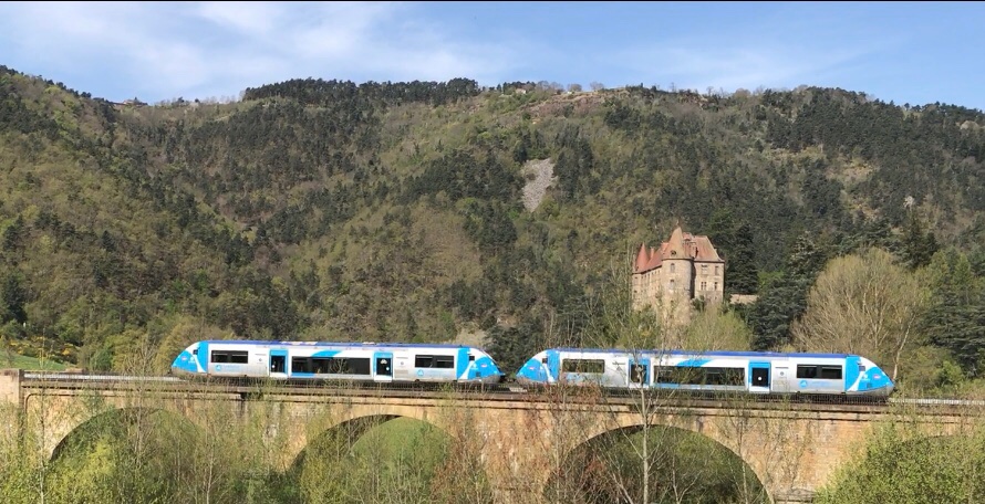 TrainCvnAuvergn's tweet photo. @SNCFTERAURA @villedupuy @saint_etienne_ @DptHauteLoire Après un croisement effectué à #Vorey avec le #TER889956 @SNCFTERAURA @Saint_Etienne_ ➡️ @villedupuy assuré en UM2 X-73500, circulant en sens inverse, ce dernier franchit la Loire à #LavoûteSurLoire @DptHauteLoire #GorgesLoire, à l'heure aussi 😁 ⤵️ https://t.co/xAcwMzUaB2