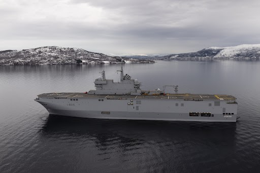 Var_Matin's tweet photo. Le porte-hélicoptères Dixmude est rentré à Toulon après sa mission au pôle Nord https://t.co/yKhYsWJdXU https://t.co/KHjEHJDnA0