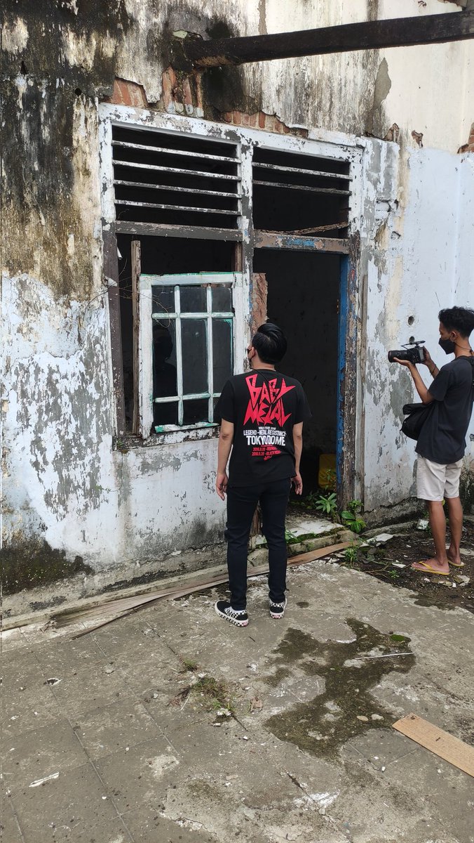 mazzini_gsp's tweet photo. Berkunjung ke rumah bekas tinggal Eduard Douwes Dekker alias Multatuli. Dia pernah menempati rumah ini sekitar 3 bulan (21 Januari 1856 sampai 4 April 1856) saat dirinya menjabat Assisten Recident van Lebak.
Kondisi cagar budaya ini bener-bener menyedihkan. https://t.co/uCejDEFA8g