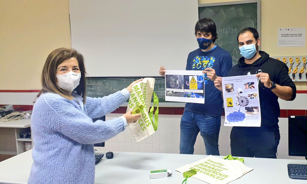 EldaHu's tweet photo. Muchas gracias a @EU_OSHA que nos proporciona merchandising para nuestro alumnado y celebrar #DiaMundialSST #28PRL_JCyL #SumaRíoEbro #NuestraFormacionTuFuturo #FPEducaCyL https://t.co/musSt8CB2T