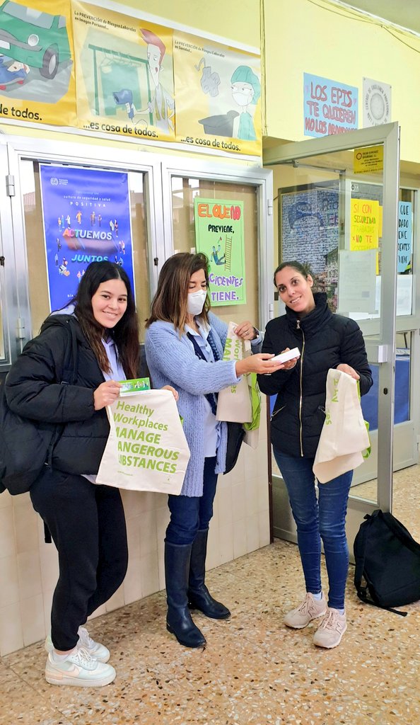 EldaHu's tweet photo. Muchas gracias a @EU_OSHA que nos proporciona merchandising para nuestro alumnado y celebrar #DiaMundialSST #28PRL_JCyL #SumaRíoEbro #NuestraFormacionTuFuturo #FPEducaCyL https://t.co/musSt8CB2T