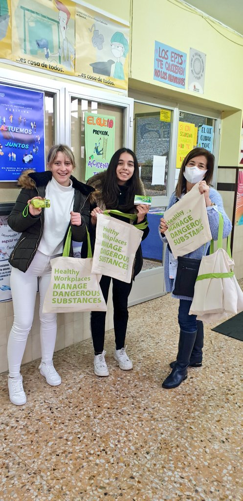 EldaHu's tweet photo. Muchas gracias a @EU_OSHA que nos proporciona merchandising para nuestro alumnado y celebrar #DiaMundialSST #28PRL_JCyL #SumaRíoEbro #NuestraFormacionTuFuturo #FPEducaCyL https://t.co/musSt8CB2T