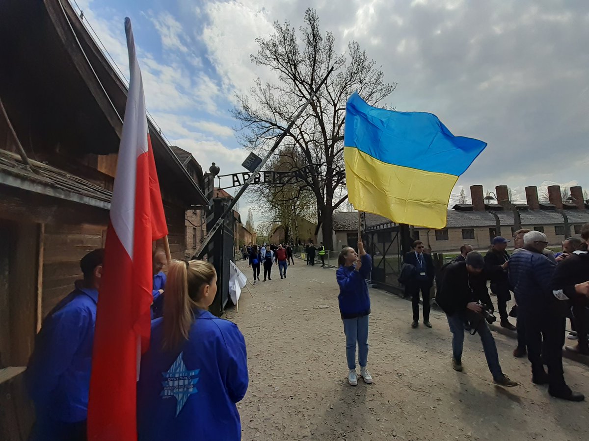 BartKuras's tweet photo. Dziś na Marszu Żywych w Muzeum Auschwitz także flagi ukraińskie i polskie. #MarchoftheLiving https://t.co/Vwf2MTIDPQ