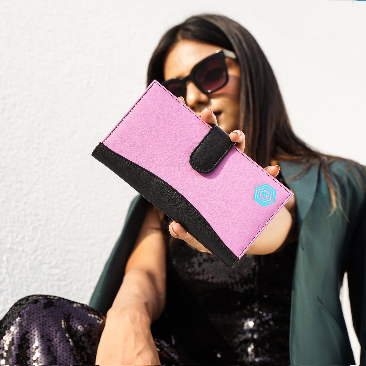 aristavault's tweet photo. The only wallet that will never leave you -- She-bot
.
.
.
.
.
.
#aristavault #aristahood #antilost #antitheft #gpstracker #smartwallet #walletforwomen #techaccessories #techfreaks #luxurystyle #luxurydesign https://t.co/z1AZRrJTL4