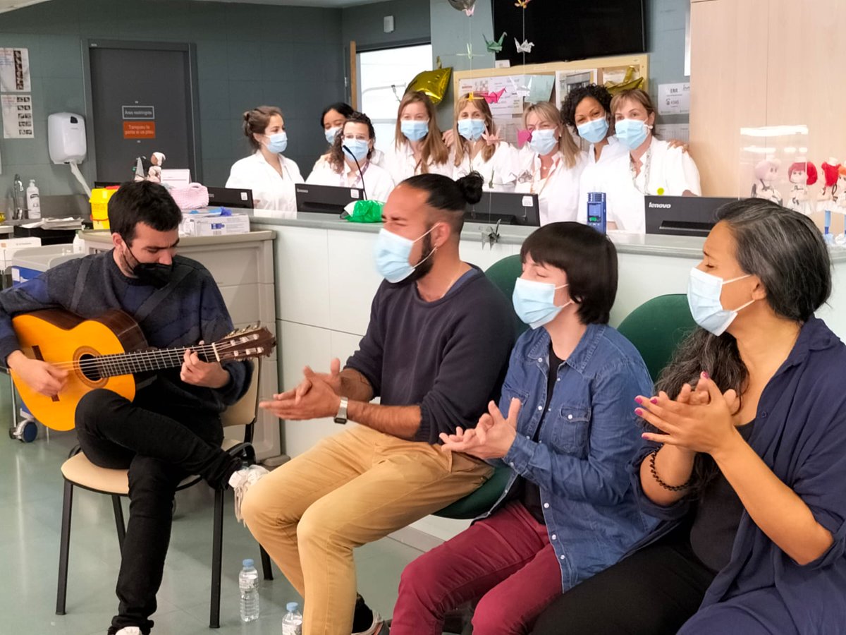 ICO_oncologia's tweet photo. La música vocal de #Heaven&Earth de #nachomelus ha sonat avui per als i les pacients d'hospitalització i hospital de dia de l'#ICO Girona. Gràcies al cicle #Sinergic de #Neandertalrecords https://t.co/FTtcUUqyRG