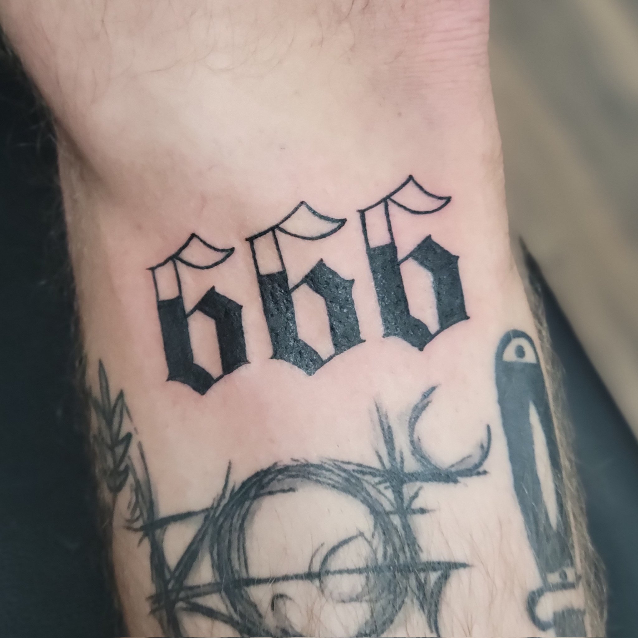 Tattoo 666: Những hình xăm 666 sắc sảo và độc đáo không chỉ là một bộ phận trong phong cách cách mạng, mà còn là sự thể hiện cá tính và tôn vinh sự độc lập. Với sự sáng tạo của các nghệ nhân điêu khắc và mực nhiệt, bạn sẽ có được một tác phẩm nghệ thuật độc đáo và tuyệt vời.