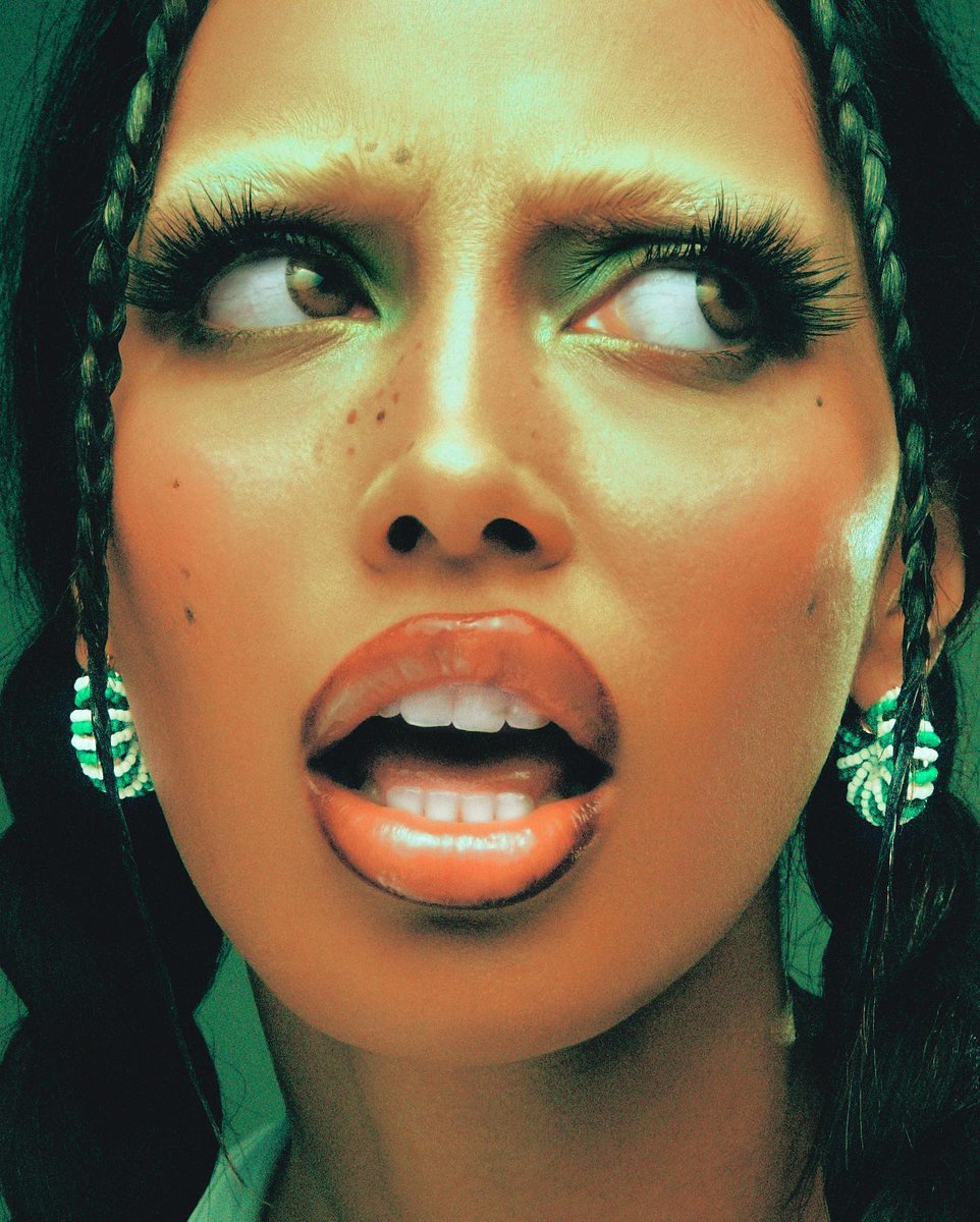 Les photographies de Jack Bridgland 📸

Fort d'une esthétique unique, il a récemment collaboré avec GQ pour des shootings de Robert Pattinson et Rosalía.