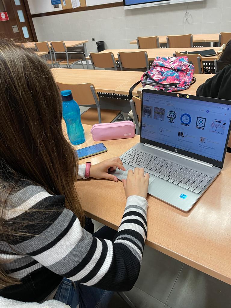 EduTics10's tweet photo. Comenzamos con la última práctica del curso, pronto podréis escuchar nuestro podcast 😉🎵🔊
#UCAMTIC22 #EduTis #educación @EduTics10 https://t.co/i4ogG2AvY9