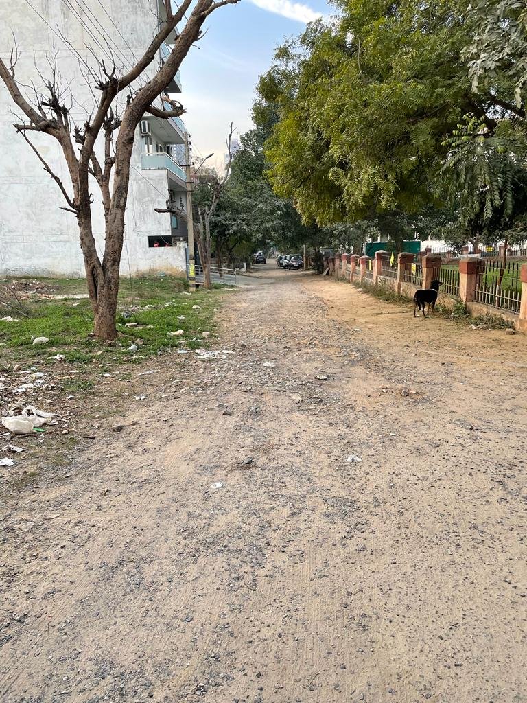YurInnerVoice's tweet photo. @ajaypanditatw @rwasushantlok2 @cmohry @OfficialGMDA @DC_Gurugram नेशनल ग्रीन ट्रिब्यूनल ने तुम्हारे ऊपर १० करोड़ की पेनल्टी थोपी है।  एमसीजी ने भी तकरीबन इतने ही पैसे मांगे हैं। अगर सड़कें होती तो एमसीजी इतने पैसे नहीं मांगता।  पिछले ३० साल का रिकॉर्ड  दिखाएइये की आपने कितने गार्ड परमानेंट रखे और कितनी बार  कॉलोनी की रोड दुबारा बनवायी। https://t.co/YXhkY1a1h0