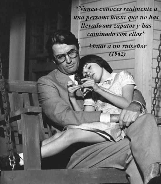 literlandweb1's tweet image. "Quería que vieras lo que realmente es el coraje. El coraje no es un hombre con un arma, es saber que estás en desventaja desde antes de empezar, pero sigues adelante sin importar nada".
"Matar a un ruiseñor" #HarperLee #BOTD 1926