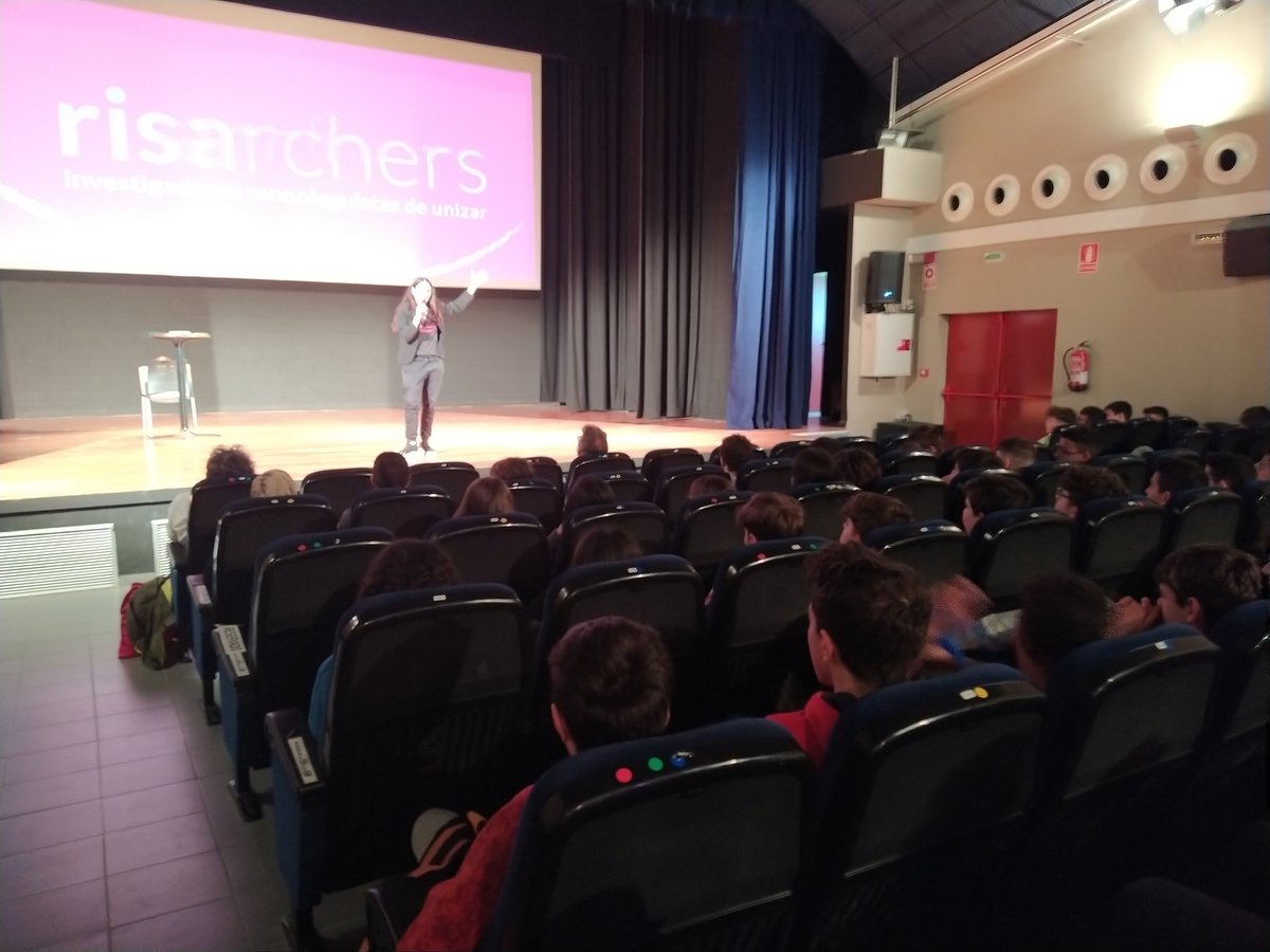 UccUnizar's tweet photo. Gran recibimiento al grupo @RISArchers, investigadores monologuistas @unizar, en el teatro de @calamocha por 200 alumnos del IES Valle del Jiloca.
Con @Encarnindigesta como maestra de ceremonias. 
#Interésporlaciencia
#ConcejalíadeJuventud 
@GobAragon @DPTeruel https://t.co/6I10UMkg1l