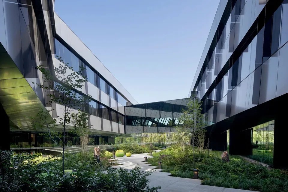 a2plaza's tweet photo. 🧐Adéntrate en el nuevo edificio de Serena Williams en el campus de Nike.

#JuevesDesArquitectura #FelizJueves 
Vía @AdMagazine 

➡️ https://t.co/N4Fm8oRauy https://t.co/tTHOhjJkol