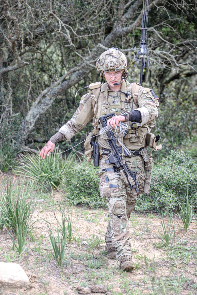 Armada_esp's tweet photo. Los diversos escenarios del ejercicio #MasterBlaster22 se suceden a la par que aumenta la complejidad de los mismos, respecto a la naturaleza de los dispositivos a neutralizar.
📷 Reconocimiento de área con efectivos @USNavyEurope con apoyo cinológico.
#SomosLaArmada🇪🇸⚓️ https://t.co/MesyVVCn9c