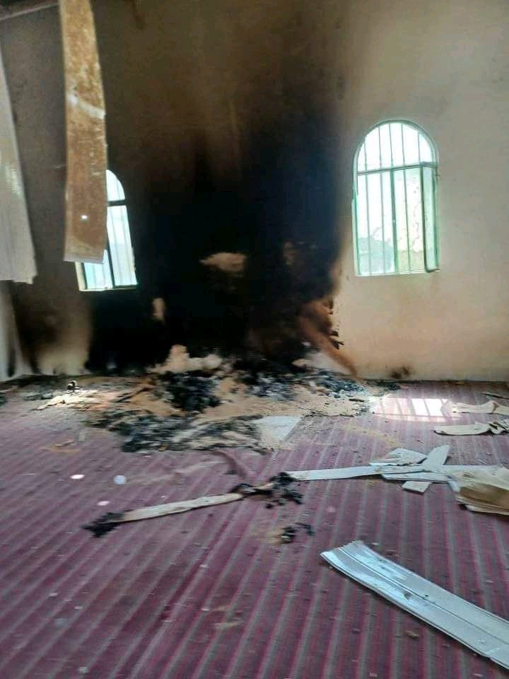 AfariShifa's tweet image. مسجد في ابعالا اقليم العفر تم حرقه جزئيا .
كما تم تدنيس وحرق الكتب المقدس " القران الكريم" من قبل قوات تيغراي #TPLF . 
قتل العشرات من الابرياء بينهم ذوي الاحتياجات الخاصة. 
#Afar
@LaetitiaBader 
@hrw 
@AmnestyAR @amnesty 
#Ethiopia