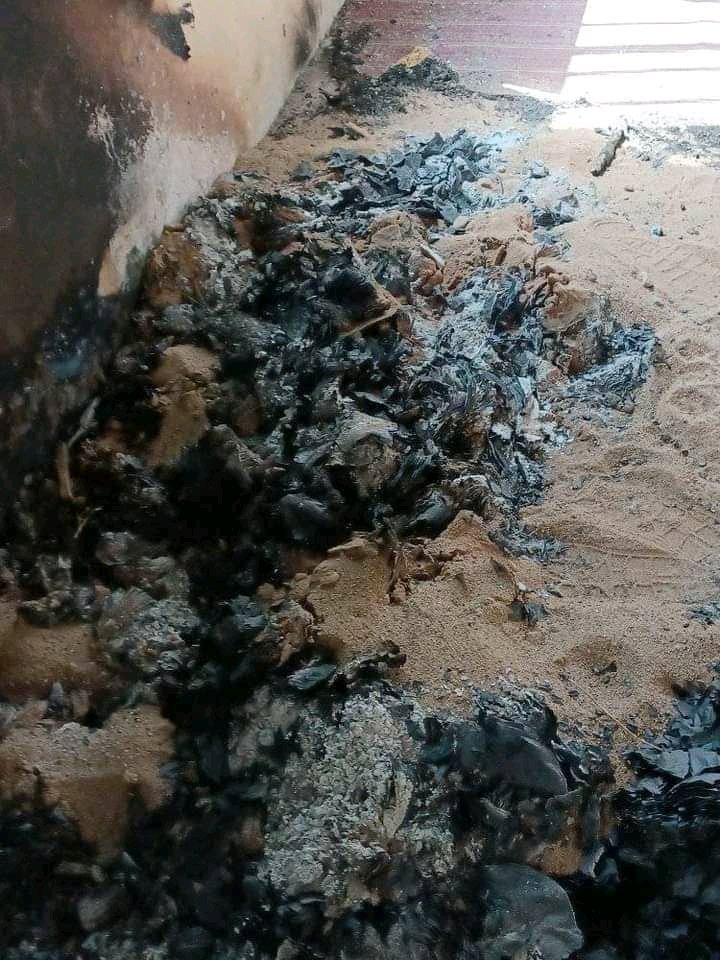 AfariShifa's tweet image. مسجد في ابعالا اقليم العفر تم حرقه جزئيا .
كما تم تدنيس وحرق الكتب المقدس " القران الكريم" من قبل قوات تيغراي #TPLF . 
قتل العشرات من الابرياء بينهم ذوي الاحتياجات الخاصة. 
#Afar
@LaetitiaBader 
@hrw 
@AmnestyAR @amnesty 
#Ethiopia