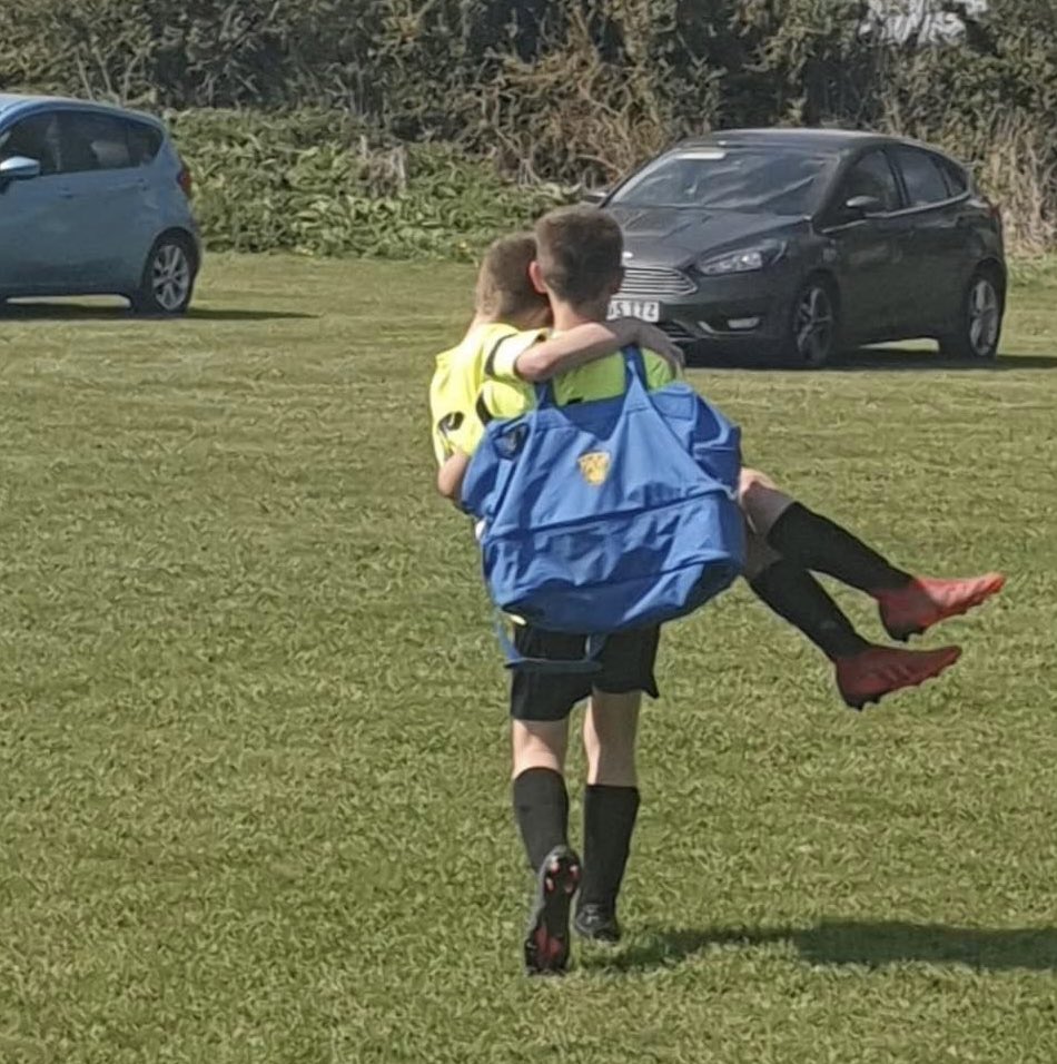 Teamgrassroots_'s tweet photo. #Teammates #Footballfriends #Grassrootsfamily
Grassroots at its best.  Spalding United Blues U12s injured player Rian being carried of by his team mate. What it’s all about.

Nominate your coach or club for a national award 👉 https://t.co/5yDIre5FxK
#Grassrootsfootball https://t.co/52mmguxy5P