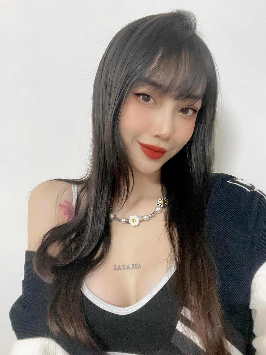 AdamCisnero's tweet photo. @SiskaaaaaaHalim You're on the phone with your girlfriend, shes upsetShes going off about something that you saidCause she doesn't get your humor like I do#Xuhuong #trending #SucManhCong #LinhCry #NgheAn https://t.co/WVUIXZdaDO