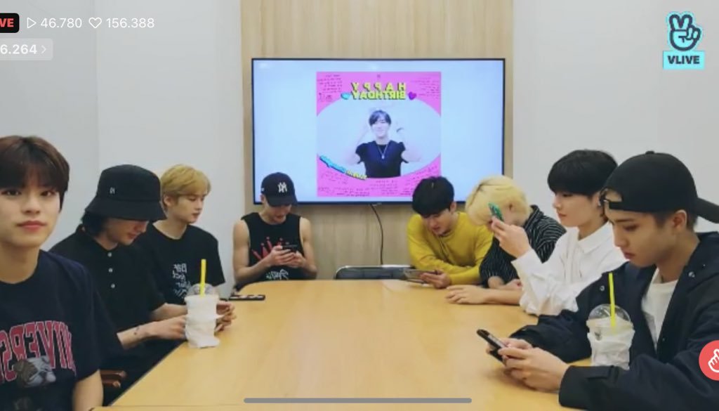 dhivilmancryby's tweet photo. they definitely use seungmin's phone for every ot8 vlive https://t.co/giUj4FtekI