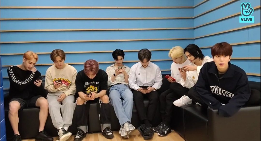 dhivilmancryby's tweet photo. they definitely use seungmin's phone for every ot8 vlive https://t.co/giUj4FtekI