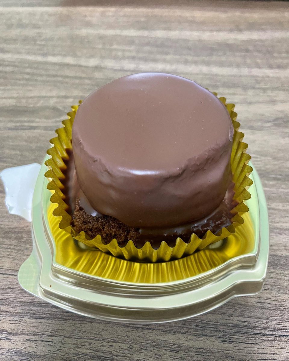 ygrecsa's tweet photo. ファミマのザッハトルテを食べる

#ファミマ
#コンビニスイーツ 
#ザッハトルテ https://t.co/VKojzhh9Nd
