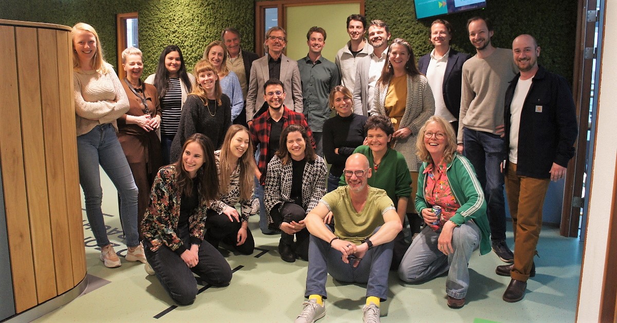 DoughnutEcon's tweet photo. What does #DoughnutEconomics mean for business?

We partnered with @cet_hva to host 6 workshops with pioneering business thinkers. Together, we explored the deep design of business.

Now we're creating a toolkit on regenerative &amp; distributive enterprise design. Stay tuned! https://t.co/MvI0aNnEpx