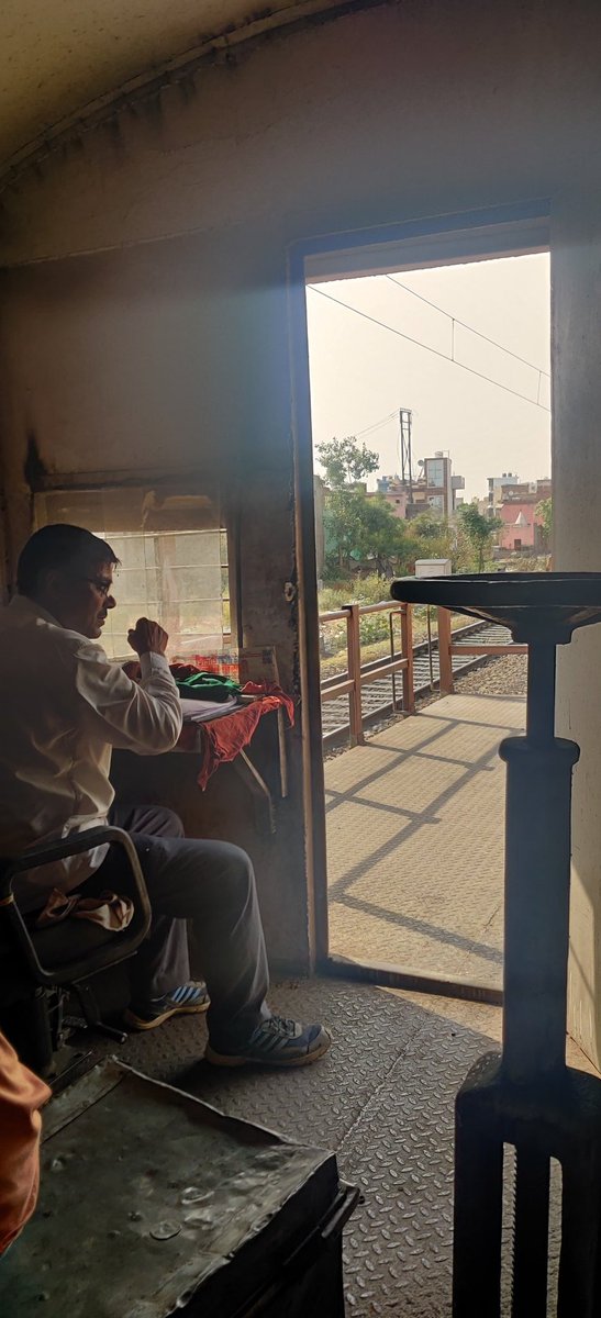 Sanjay_IRTS's tweet photo. It's afternoon 3:00 PM. It's like Oven &amp; the Loo winds. Travelling for 4 hours exhausted me as if I have been working for days continuously without break. Kudos to all the field staff across various departments who have to work under such extreme weather. https://t.co/wpb8aEPhRr