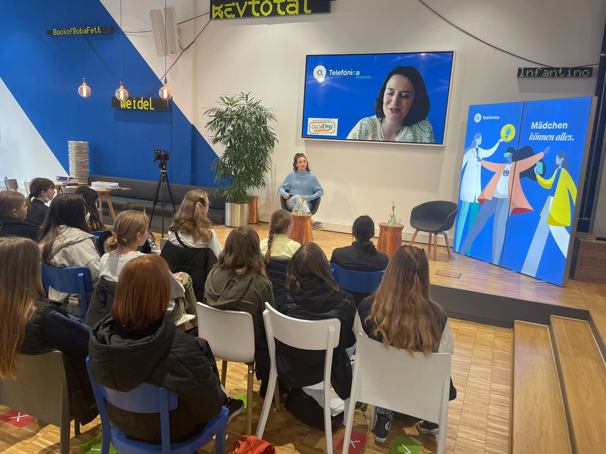 basecamp_debate's tweet photo. Ob #DatenAnalystin, #Funknetzplanerin oder Expertin #DigitaleTransformation🙋‍♀️unsere @telefonica_de Mitarbeiterinnen teilen beim @Der_GirlsDay ihre Berufserfahrungen mit den Schülerinnen und probieren gemeinsam Technik aus #BASECAMPdigital https://t.co/T3iqkLMub1