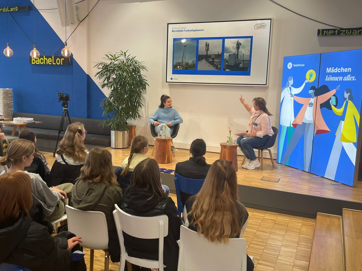 basecamp_debate's tweet photo. Ob #DatenAnalystin, #Funknetzplanerin oder Expertin #DigitaleTransformation🙋‍♀️unsere @telefonica_de Mitarbeiterinnen teilen beim @Der_GirlsDay ihre Berufserfahrungen mit den Schülerinnen und probieren gemeinsam Technik aus #BASECAMPdigital https://t.co/T3iqkLMub1