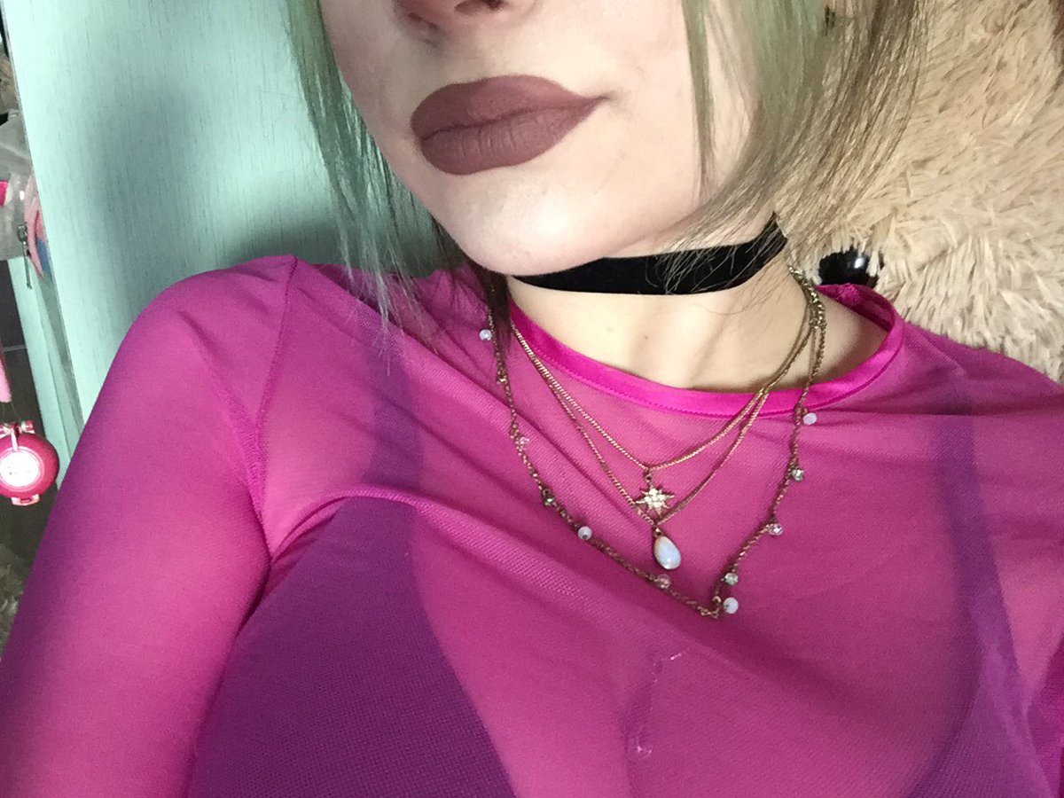 alaskapixel's tweet photo. that manic pixie dream girl look https://t.co/YrRpQnPICs